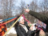 А девчата вспомнили старинный обряд приворожения суженого