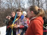 Одарила она всех жаворонками да речами ласковыми