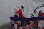В конце праздника людей повеселил театр Петрушки
