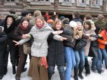 Игра называется "масло-давим".<br/>Кто кого победит - парни или девушки?