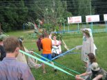 Перелезть через ленточный лабиринт..